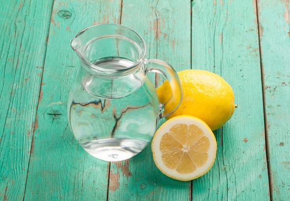 Sağlıklı, zinde bir gün için sabah su içerek güne başlamak öneriliyor.